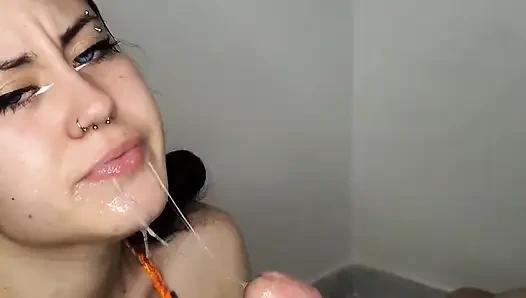 Я делаю ему удивительный минет, пока он не кончит на мои сиськи - минет и камшот в любительском видео