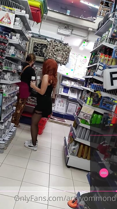 用远程振动器购物时的红发女郎高潮