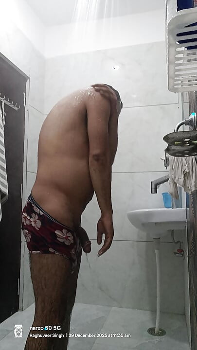 インドのデシ警察官の継叔父はシャワーとマスターベーションを楽しむ パートIII