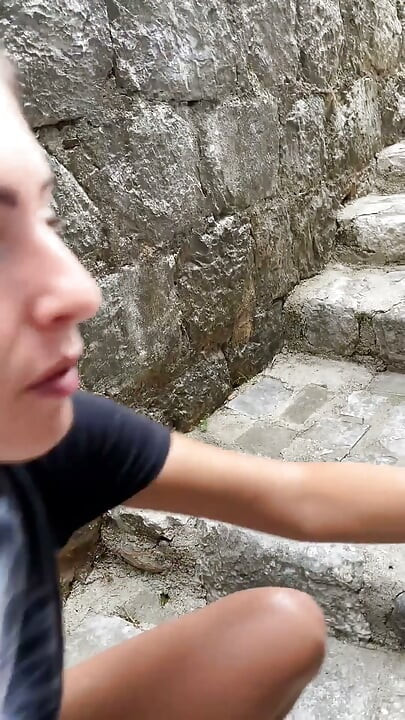 Vi ble nesten tatt på fersken mens vi knullet på trappen i Montenegro