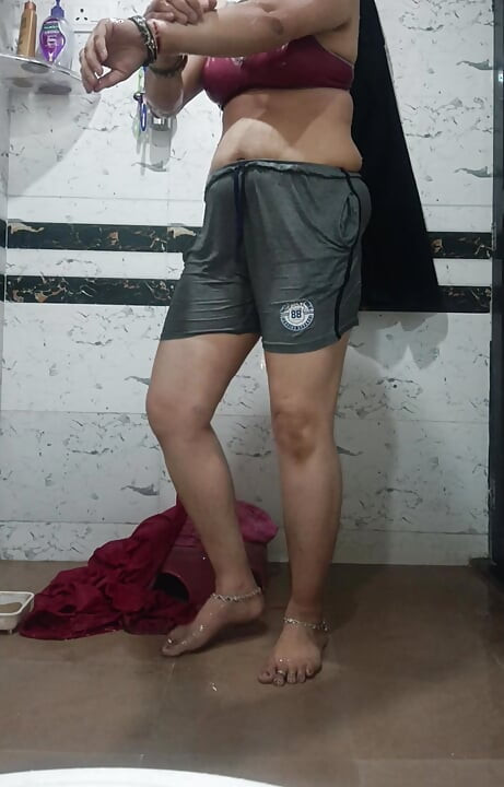 Priya india en el baño, ejercicio caliente