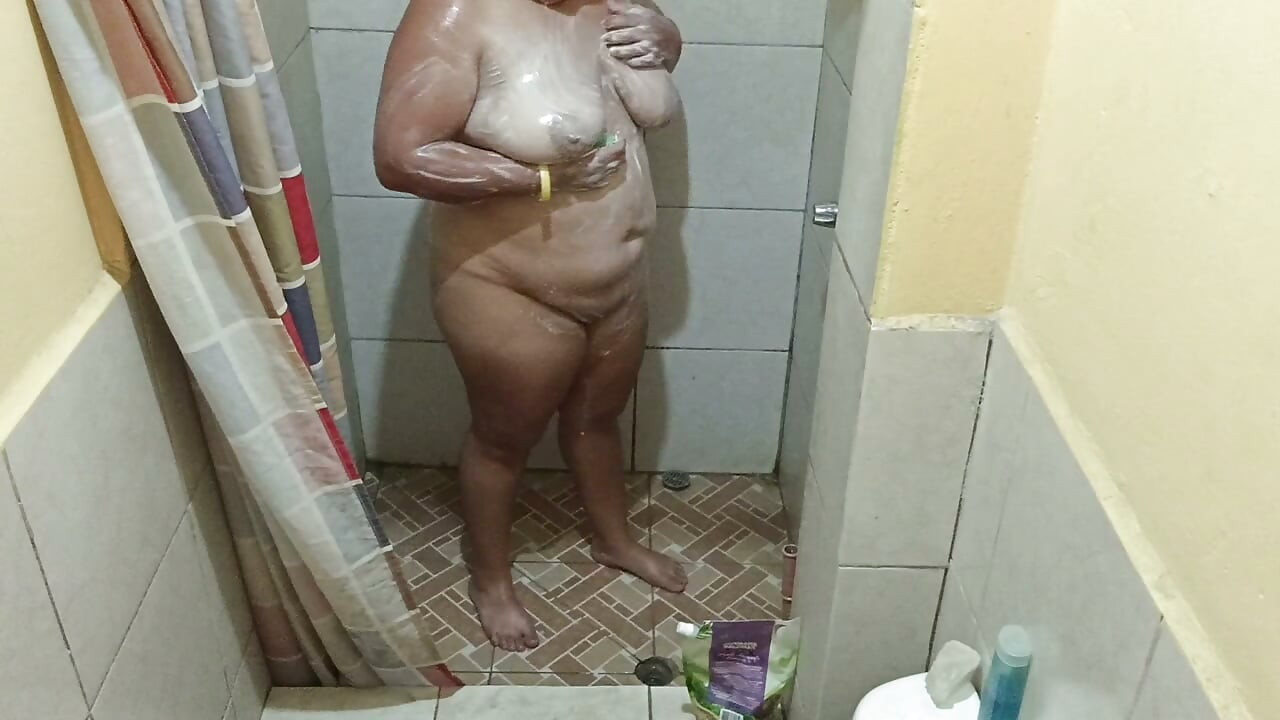 המקלחת הזאת נהייתה ממש חמה כי השדיים שלי הרגישו כל כך טוב.