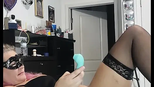 Büyük memeli sarışın soyunuyor ve oynuyor