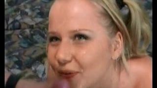 Камшот на лицо 1, симпатичная блондинка в любительском видео