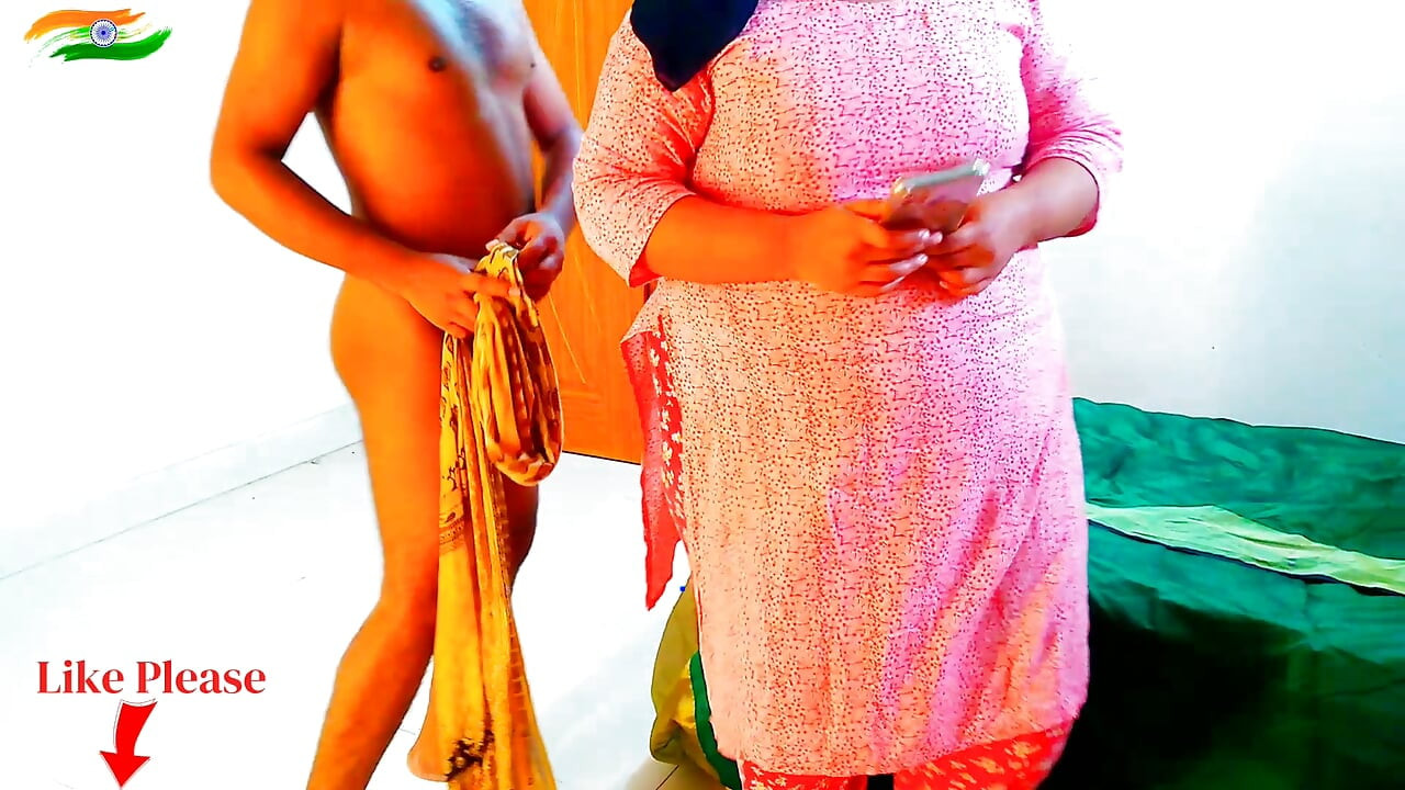 Stiefzoon betreedt stiefmoeders kamer en Jabardasti-gevecht om haar vast te binden ... Maar hete milf stiefmoeder bindt stiefzoon vast en neukt zijn - cowgirl-seks