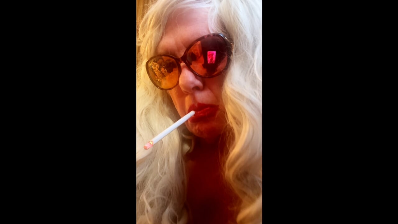 ABUELA LE GUSTA FUMAR SUS CIGARRILLOS LARGOS Y FROTARSE SUS TETAS PEQUEÑAS Y ACEITADAS