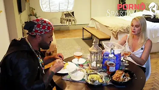 Sıcak Sarışın, Yeni Yıl Tahminlerini Öğrenmek İçin Yaramaz Çingene'ye Gidiyor