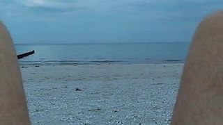 Kleiner Schwanz-Verlierer nackt am Strand