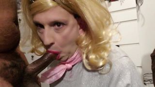 Sissy crossdresser Annette jest do bani, uderzyła i wytrysnęła na twarz