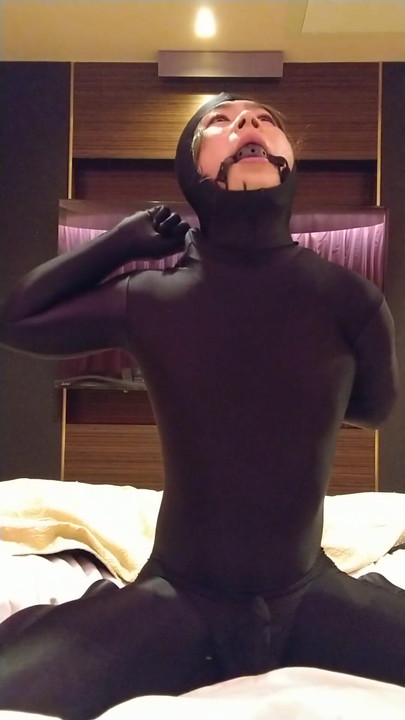 一个穿着异装的男孩用项圈、手铐、鼻钩和球塞自慰，穿着全身紧身衣显得尴尬。 | 短片 1