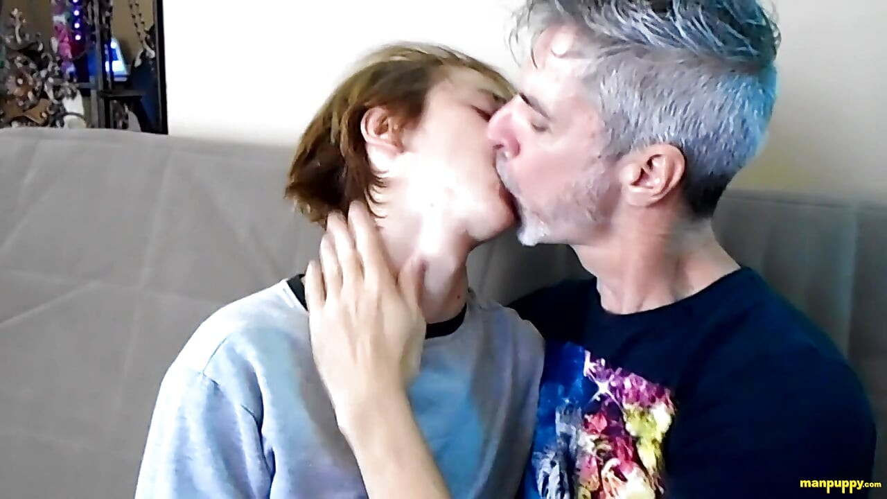 Hot Gay Kissing with Elis