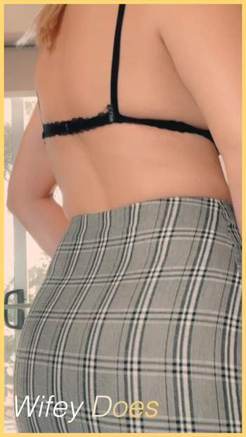 Wifey flashes her amazing ass for all to enjoy