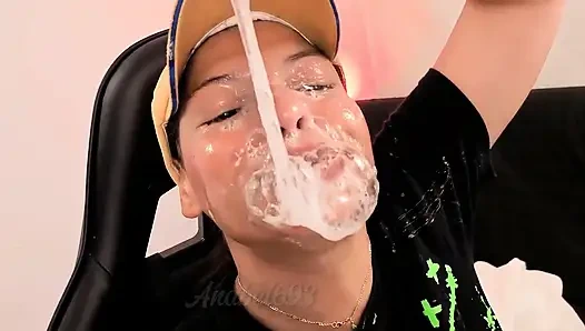 Ich explodiere schmutzig auf deinem Gesicht und deinem harten Schwanz, folgst meinem Hals eng