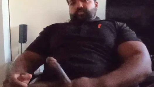 Un gros ours latino mixte se branle devant du porno