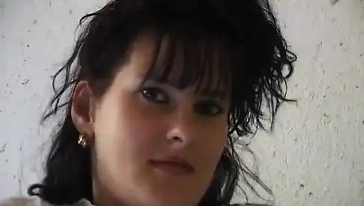 Azgın kız yatakta parmakla kendini sikiyor ve klitorisini okşuyor