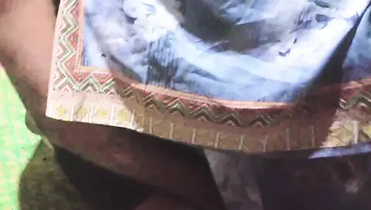 Adik tiri cantik India desi yang manis berhubungan seks dengan penis besar bhabhi seksi terbaik.