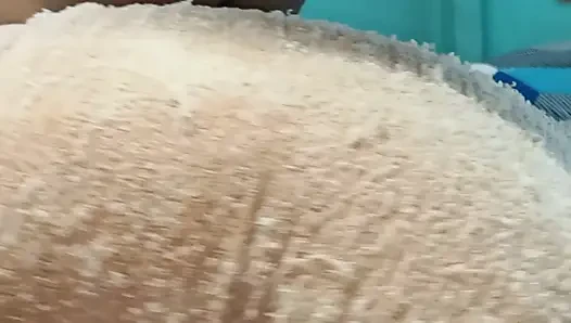 Pinay evli kadın banyodan sonra yarağımı emiyor