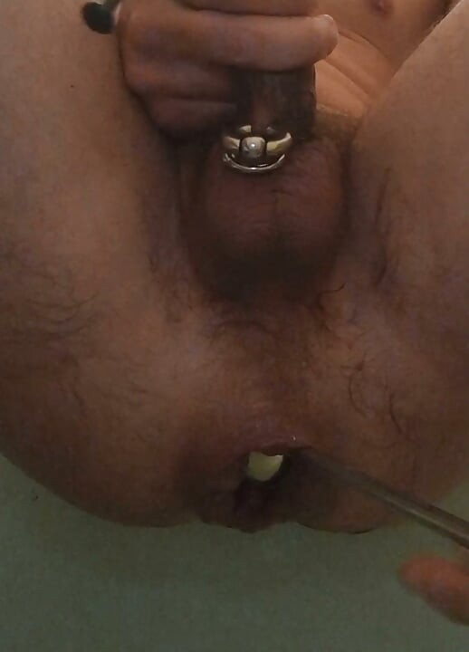 Na het fisten besloot ik de haren rond mijn anus in de badkamer te scheren en kreeg uiteindelijk een anaal orgasme.