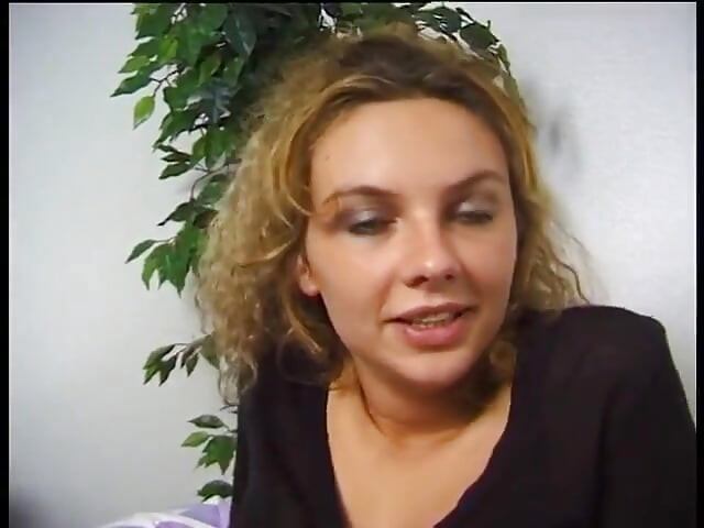 Loira querida se masturbando antes de ser dedada em primeiro plano