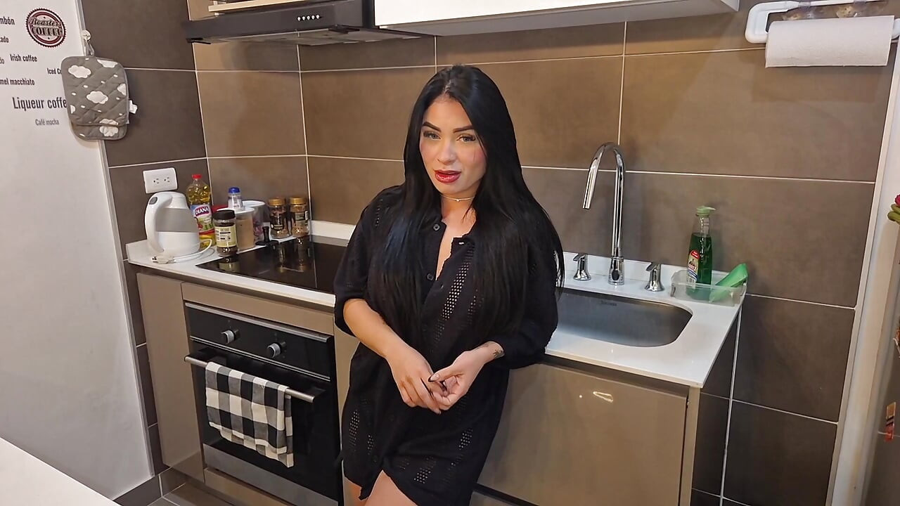 hermosa peliroja de enormes tetas me chupa la polla  me masturba justo antes de la cena