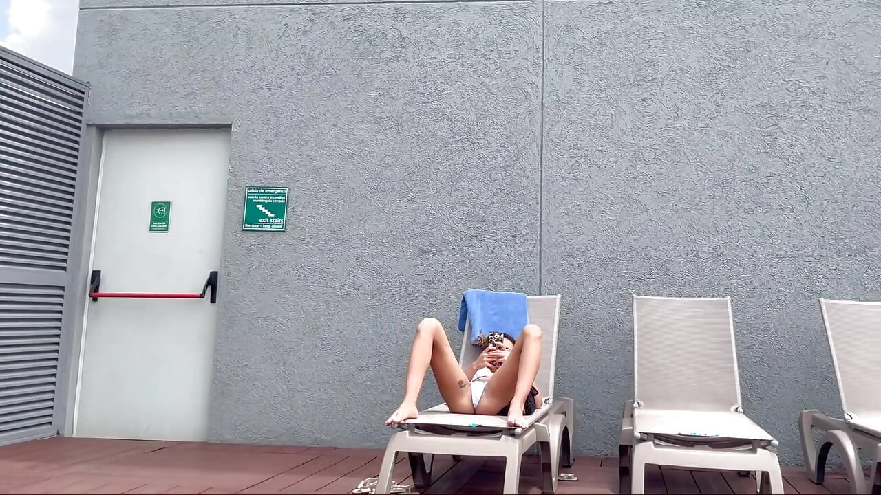 Snimao sam svoju poznatu komšinicu kako se sunča u končiću