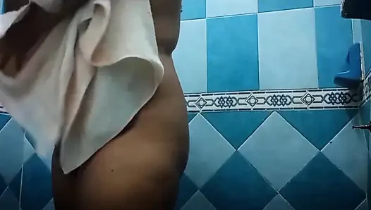 Karmica принимает душ
