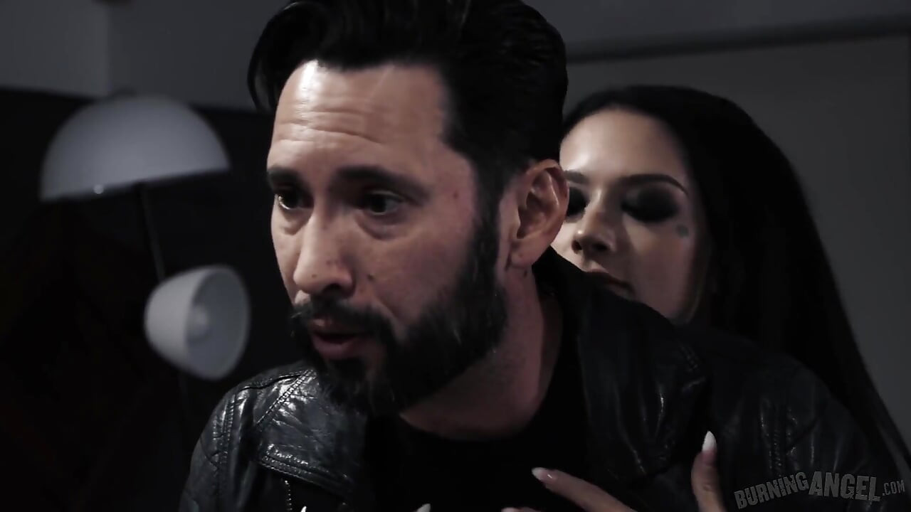 Burning Angel - Katrina Jade la superbe bombasse gothique se fait défoncer la chatte et le visage jusqu’à ce qu’elle reçoive un facial dégoûtant