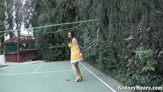 Büyük doğal memeler Rucca kıllı amına alıyor