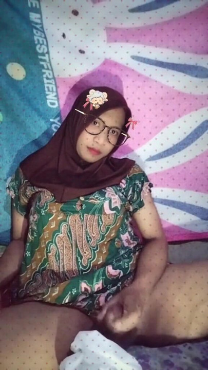 Hijab shemale masturboi huoneessa | Leike 1