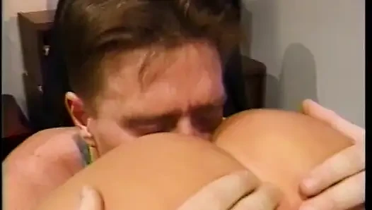 Geiler mann fickt atemberaubende blonde floozie mit dicken möpsen montana gunn auf seinem arbeitstisch