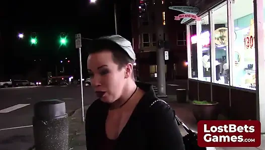 Doğum gününde dövme salonunun dışında gergin bir şekilde durdu