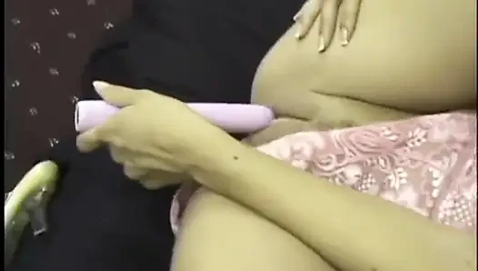 Nevaeh ashton si cewek muda rambut cokelat yang trampy lagi asik muasin itilnya pakai vibrator sebelum dientot habis-habisan