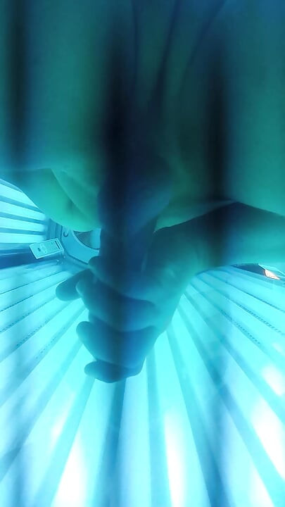 Éjaculation monstrueuse dans un lit de bronzage