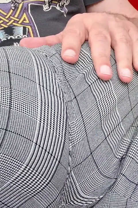 スーツを着て庭を歩く