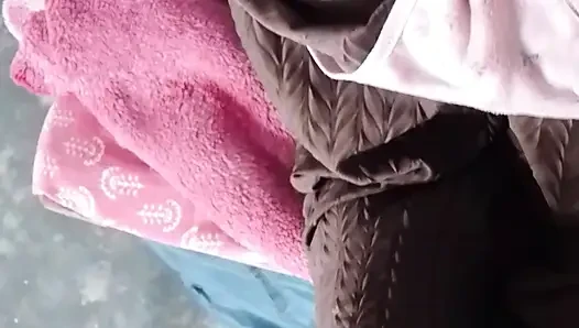 Göt amcık sikiyor yarak emiyor göğüslerini emiyor memeden süt emiyor ve domaltarak yarağa oturuyor ve doğrudan Hintçe seste yatıyor
