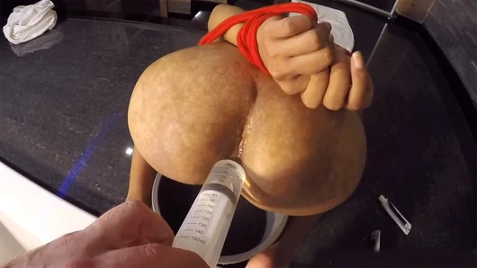 Pisse und große menge wasser einlauf in thailändischem femboy mit dickem arsch