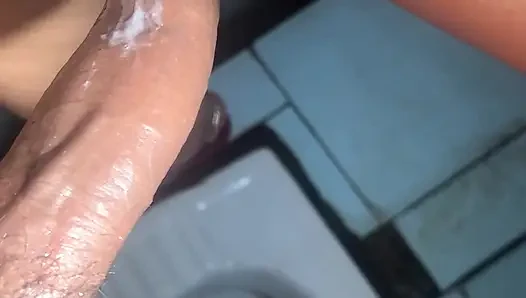 Banyo yapıyor ve amcık kremalı turta sikiyor
