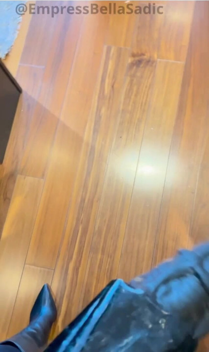 노예의 엉덩이를 따먹어 하루를 시작하는 괴물 딜도