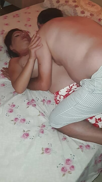 Polizałem cipkę mojej napalonej dziewczyny w sypialni.