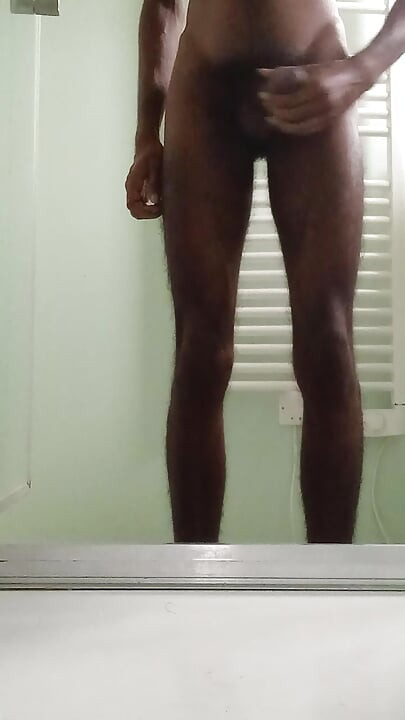 짐은 에어비앤비에서 20분 동안 자위하고 엄청난 부하를 폭발합니다.