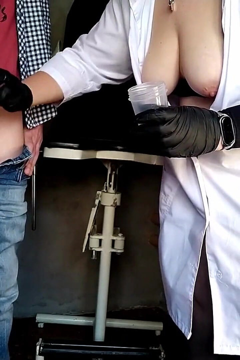O moj Bože, moja zrela urologinja odlučila je provjeriti moj penis
