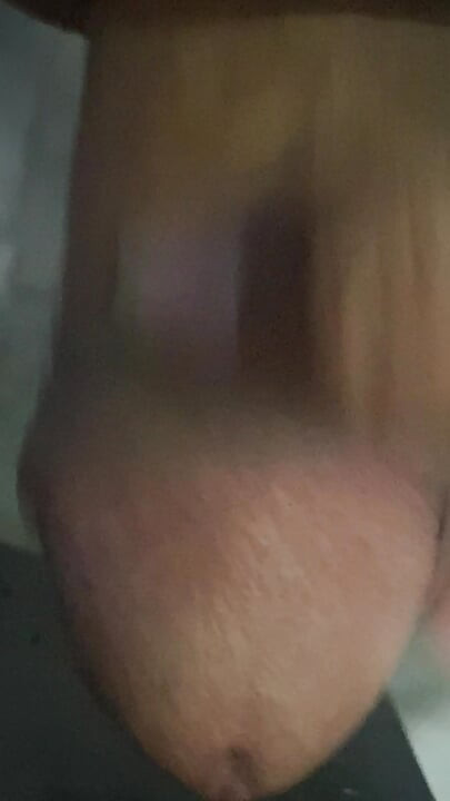 In the bathroom, there was a cock that was getting an erection, only knowing how to endure it, not having to do it