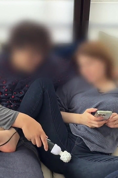 Заміжня жінка, яку мучили вібратором на дивані
