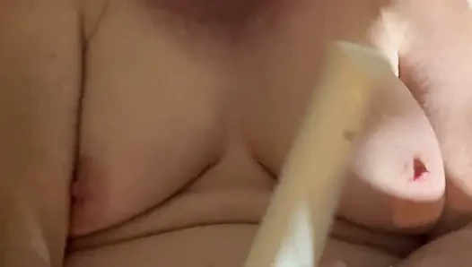 Komşunun azgın orta yaşlı seksi kadın, yüksek sesle haddelemeli orgazm