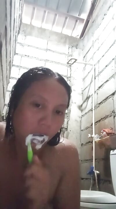 Omyj se, než přijde můj manžel.