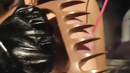 Sexy schwarze domina spielt mit einer jungen süßen brünette