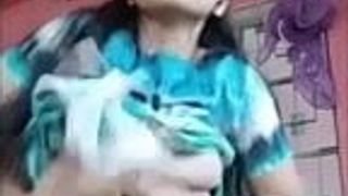 Девушка дези показывает сиськи в любительском видео