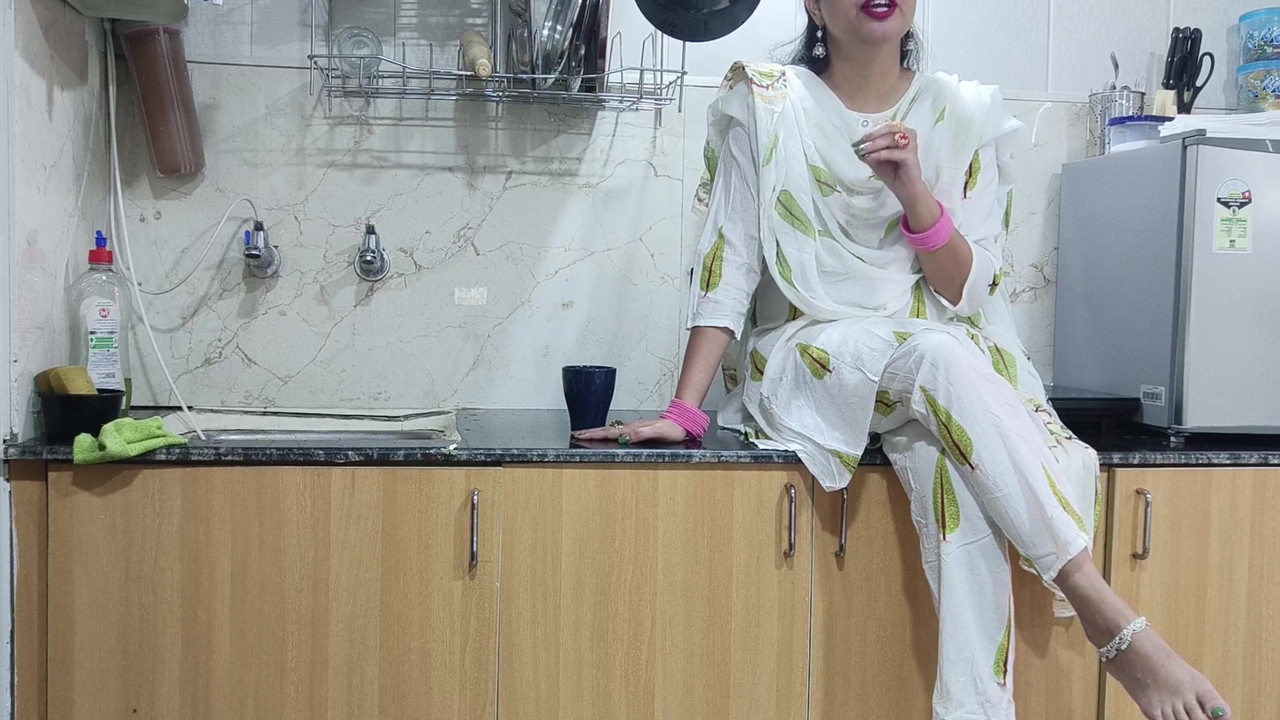 欲火中烧的继母sara操继子的大鸡巴而不是锻炼身体