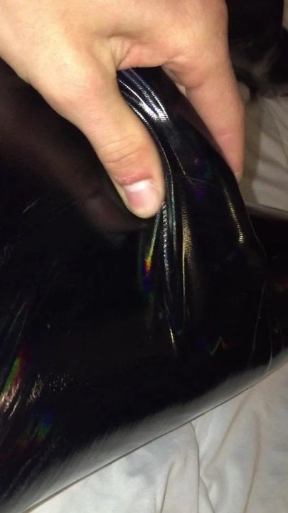 我穿着闪亮的湿透紧身裤和皮夹克
