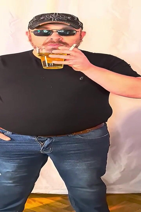 Dressed up with Cool Sunglasses, Treat Yourself to a Hot Piss